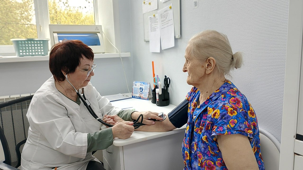 Врач измеряет давление пациентке