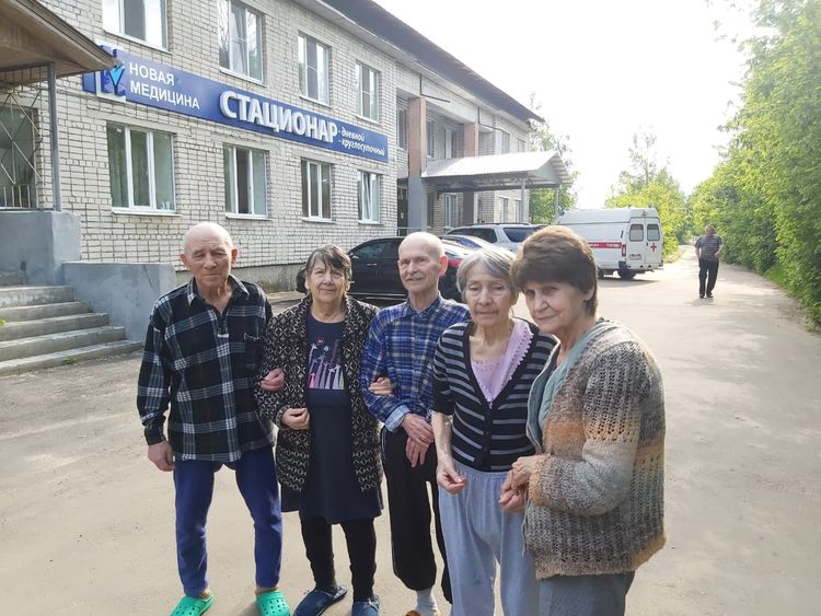 Пациенты и сотрудники у здания стационара Новая медицина