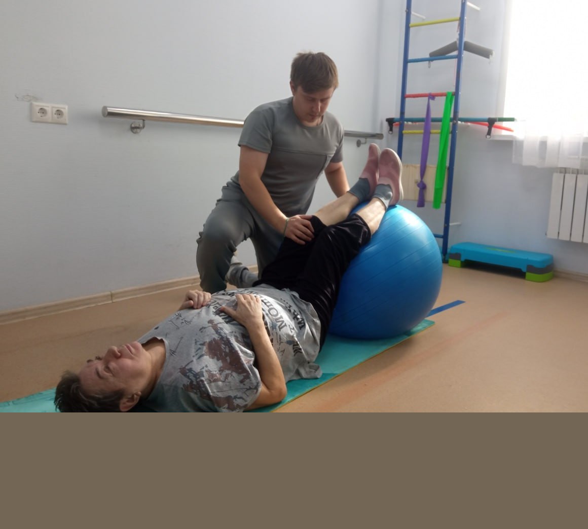 Реабилитолог помогает пациенту после эндопротезирования