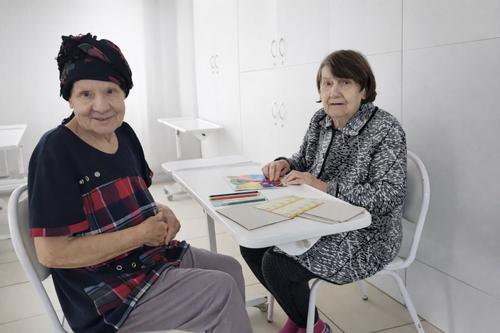 Пациентки стационара «Новая медицина» на занятии за столом