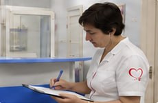 Сотрудник фиксирует данные пациента