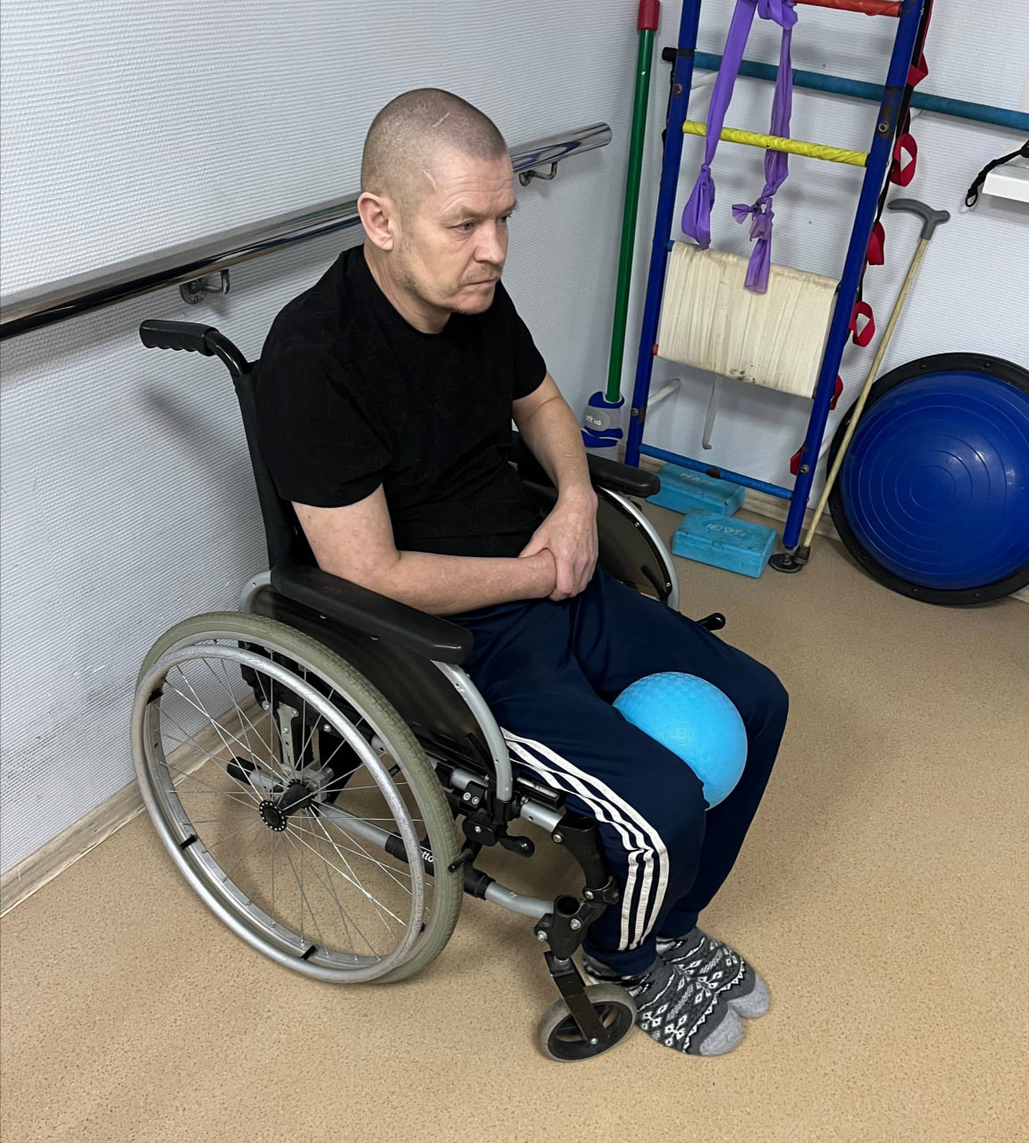 Пациент занимается реабилитацией после перелома шейки бедра
